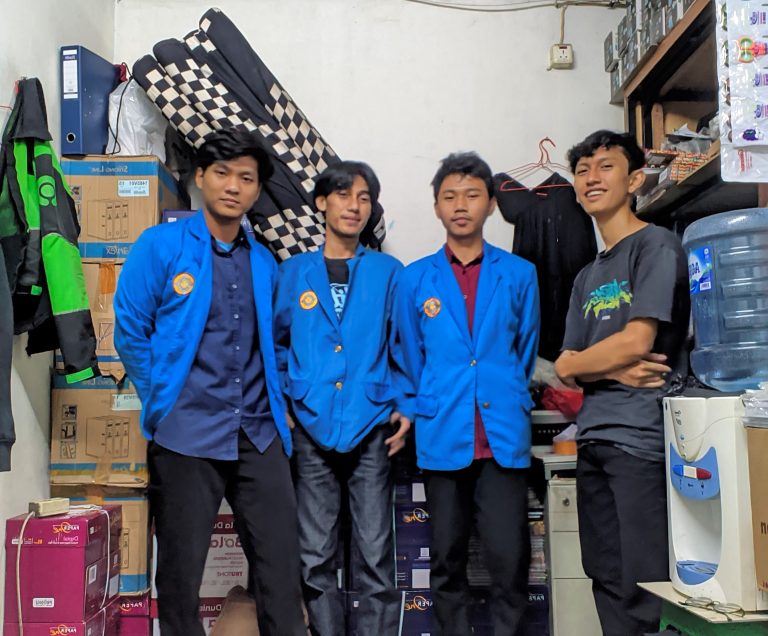 bersama-pemilik-Toko-Ibnu-Saputra-2